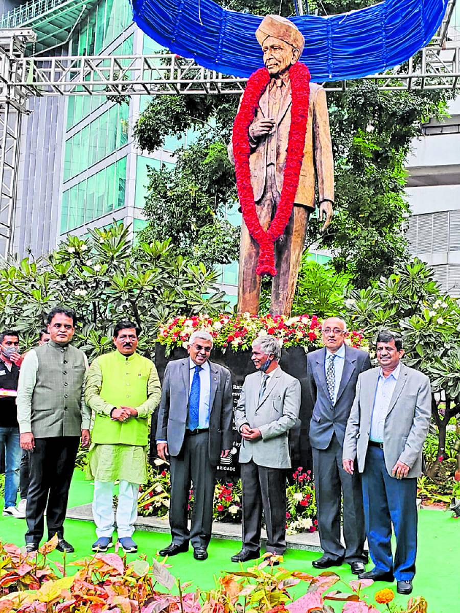 ಸಚಿವರಾದ ಡಾ.ಸಿ.ಎನ್.ಅಶ್ವತ್ಥನಾರಾಯಣ ಹಾಗೂ ಕೈಗಾರಿಕಾ ಸಚಿವ ಮುರುಗೇಶ್ ನಿರಾಣಿ ಅವರು ವಿಶ್ವೇಶ್ವರಯ್ಯನವರ ಪ್ರತಿಮೆ ಅನಾವರಣಗೊಳಿಸಿದರು. ವಿಶ್ವೇಶ್ವರಯ್ಯ ತಾಂತ್ರಿಕ ವಿಶ್ವವಿದ್ಯಾಲಯದ ಕುಲಪತಿ ಪ್ರೊ.ಕರಿಸಿದ್ದಪ್ಪ, ವಿಶ್ವೇಶ್ವರಯ್ಯ ರಾಷ್ಟ್ರೀಯ ಸ್ಮಾರಕ ಟ್ರಸ್ಟ್ ಅಧ್ಯಕ್ಷ ಸತೀಶ್ ಮೋಕ್ಷಗುಂಡಂ, ಬ್ರಿಗೇಡ್ ಸಮೂಹದ ಅಧ್ಯಕ್ಷ ಎಂ.ಆರ್.ಜೈಶಂಕರ್, ಶಿಲ್ಪಿ ಮಾಯನ್ ಎನ್.ಬಡಿಗೇರ್ ಇದ್ದರು