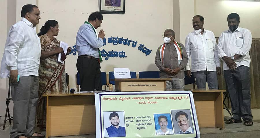 ಮೈಸೂರಿನ ಪತ್ರಕರ್ತರ ಭವನದಲ್ಲಿ ಭಾನುವಾರ ಹಮ್ಮಿಕೊಂಡಿದ್ದ ಸಂವಾದದಲ್ಲಿ ಸಂಸದ ಪ್ರತಾಪಸಿಂಹ ಅವರಿಗೆ ನಿಗದಿ ಮಾಡಿದ್ದ ಆಸನಕ್ಕೆ ಎಂ.ಲಕ್ಷ್ಮಣ ಅವರು ನಮಿಸಿದರು