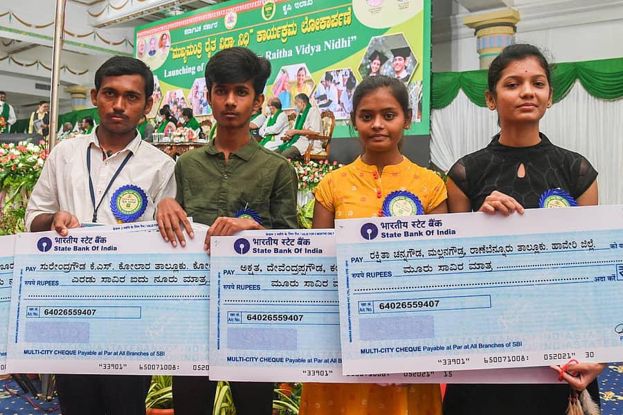 ವಿಧಾನಸೌಧದ ಬ್ಯಾಂಕ್ವೆಟ್‌ ಹಾಲ್‌ನಲ್ಲಿ ಭಾನುವಾರ ನಡೆದ ‘ಮುಖ್ಯಮಂತ್ರಿಯವರ ರೈತ ವಿದ್ಯಾ ನಿಧಿ’ ಯೋಜನೆ ಉದ್ಘಾಟನಾ ಸಮಾರಂಭದಲ್ಲಿ ಸಾಂಕೇತಿಕವಾಗಿ ವಿದ್ಯಾರ್ಥಿ ವೇತನ ಸ್ವೀಕರಿಸಿದ ವಿದ್ಯಾರ್ಥಿಗಳಾದ ವಿನಾಯಕ್‌, ಸುರೇಂದ್ರ ಗೌಡ, ಅಕ್ಷತಾ ಮತ್ತು ರಕ್ಷಿತಾ ಚೆಕ್‌ ಪ್ರದರ್ಶಿಸಿ ಸಂಭ್ರಮಿಸಿದರು– ಪ್ರಜಾವಾಣಿ ಚಿತ್ರ