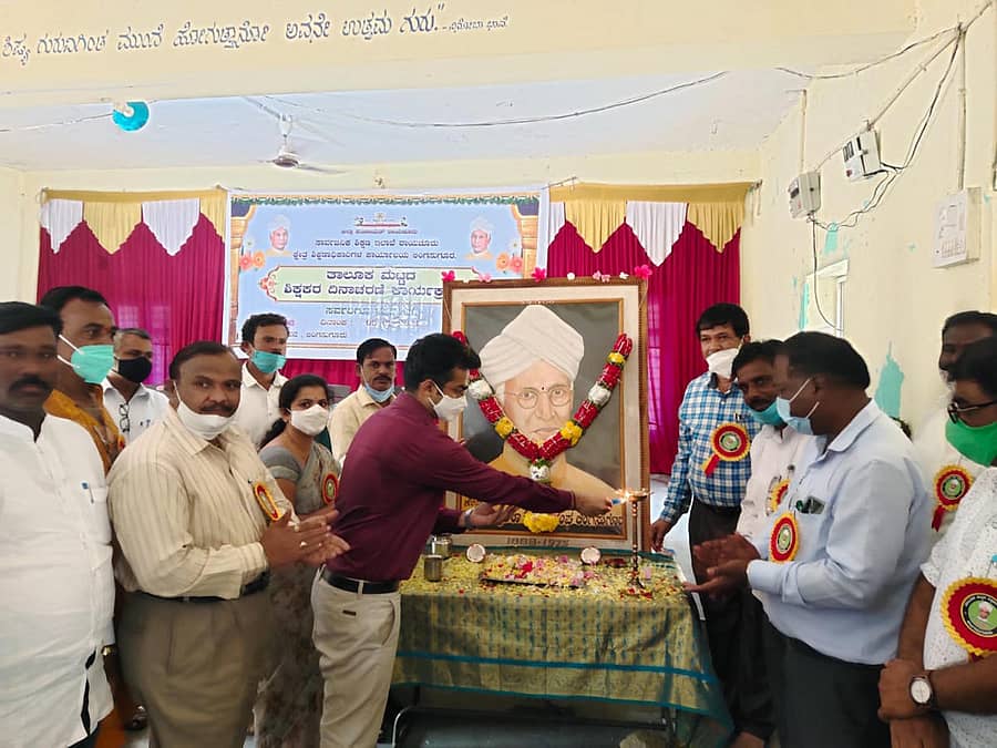 ಲಿಂಗಸುಗೂರಲ್ಲಿ ಭಾನುವಾರ ಶಿಕ್ಷಣ ಇಲಾಖೆ ಆಯೋಜಿಸಿದ್ದ ಶಿಕ್ಷಕರ ದಿನಾಚರಣೆಯನ್ನು ಉಪ ವಿಭಾಗಾಧಿಕಾರಿ ರಾಹುಲ್ ಸಂಕನೂರ ಉದ್ಘಾಟಿಸಿದರು