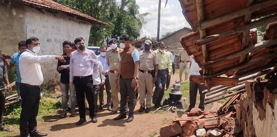 ಬೆಳಗಾವಿಯ ಜಿಲ್ಲೆಯ ಹುಕ್ಕೇರಿ ತಾಲ್ಲೂಕಿನ ಗೌಡವಾಡದಲ್ಲಿ ನೆರೆಯಿಂದ ಮನೆಯೊಂದು ಕುಸಿದಿರುವುದನ್ನು ಕೇಂದ್ರ ಗೃಹ ಸಚಿವಾಲಯದ ಮುಖ್ಯ ನಿಯಂತ್ರಣಾಧಿಕಾರಿ (ಅಕೌಂಟ್ಸ್) ಸುಶೀಲ್ ಪಾಲ್ ಭಾನುವಾರ ವೀಕ್ಷಿಸಿದರು. ಜಿಲ್ಲಾಧಿಕಾರಿ ಎಂ.ಜಿ. ಹಿರೇಮಠ ಇದ್ದಾರೆಪ್ರಜಾವಾಣಿ ಚಿತ್ರ