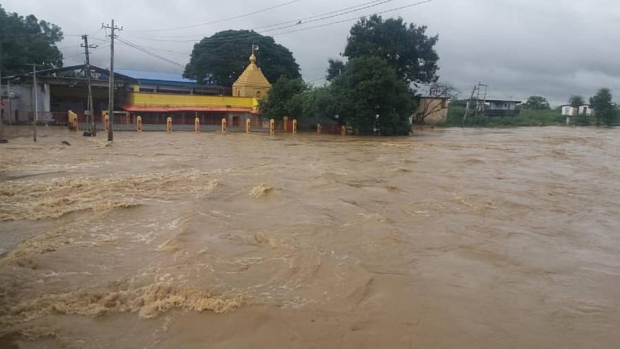 ಕಾಳಗಿ ಐತಿಹಾಸಿಕ ನೀಲಕಂಠ ಕಾಳೇಶ್ವರ ದೇವಸ್ಥಾನ ಜಲಾವೃತಗೊಂಡಿದೆ