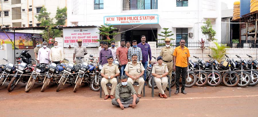 ಬೀದರ್ನ ನ್ಯೂಟೌನ್ ಪೊಲೀಸರು ಬೈಕ್ಕಳ್ಳನನ್ನು ಬಂಧಿಸಿ 13 ಬೈಕ್ಗಳನ್ನು ವಶ ಪಡಿಸಿಕೊಂಡಿರುವುದು