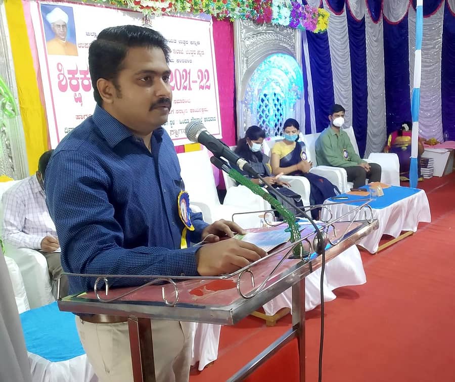 ಕಾರವಾರದಲ್ಲಿ ಭಾನುವಾರ ನಡೆದ ‘ಶಿಕ್ಷಕರ ದಿನಾಚರಣೆ’ ಕಾರ್ಯಕ್ರಮದಲ್ಲಿ ಜಿಲ್ಲಾಧಿಕಾರಿ ಮುಲ್ಲೈ ಮುಗಿಲನ್ ಮಾತನಾಡಿದರು