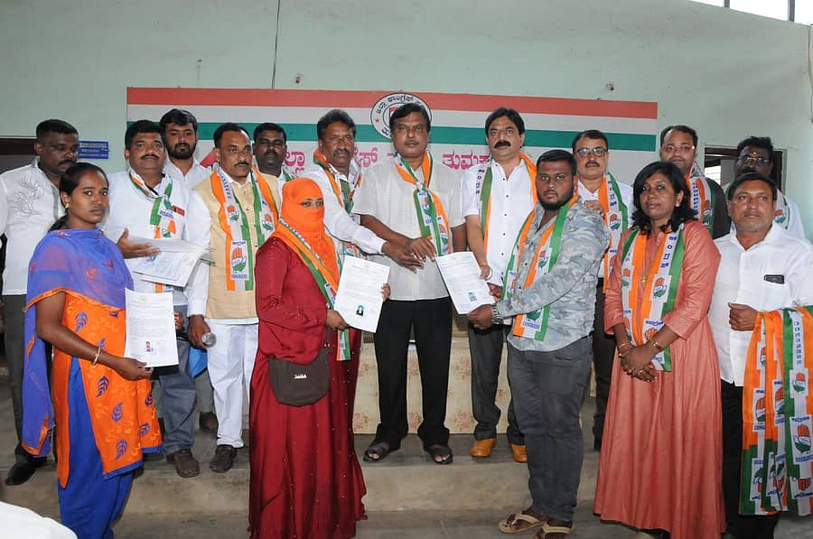 ತುಮಕೂರಿನ ಕಾಂಗ್ರೆಸ್ ಕಚೇರಿಯಲ್ಲಿ ನಡೆದ ಕಾರ್ಯಕ್ರಮದಲ್ಲಿ ಕಾರ್ಮಿಕ ವಿಭಾಗದ ಪದಾಧಿಕಾರಿಗಳನ್ನು ನೇಮಿಸಿ ಗುರುತಿನ ಪತ್ರ ನೀಡಲಾಯಿತು