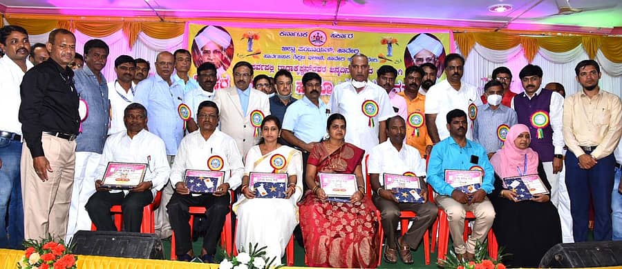 ಹಾವೇರಿ ನಗರದ ಜಿಲ್ಲಾ ಗುರುಭವನದಲ್ಲಿ ಏರ್ಪಡಿಸಿದ್ದ ಶಿಕ್ಷಕರ ದಿನಾಚರಣೆ ಕಾರ್ಯಕ್ರಮದಲ್ಲಿ 2021–22ನೇ ಸಾಲಿನ ‘ಜಿಲ್ಲಾ ಮಟ್ಟದ ಅತ್ಯುತ್ತಮ ಶಿಕ್ಷಕ ಪ್ರಶಸ್ತಿ’ ಪ್ರದಾನ ಮಾಡಲಾಯಿತು. ಶಾಸಕ ನೆಹರು ಓಲೇಕಾರ, ನಗರಸಭೆ ಅಧ್ಯಕ್ಷ ಸಂಜೀವಕುಮಾರ ನೀರಲಗಿ, ಡಿಡಿಪಿಐ ಅಂದಾನಪ್ಪ ವಡಗೇರಿ ಇದ್ದಾರೆ –ಪ್ರಜಾವಾಣಿ ಚಿತ್ರ