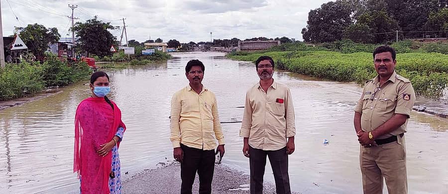 ಸೇಡಂ ತಾಲ್ಲೂಕು ಮಳಖೇಡ ಕಾಗಿಣಾ ನದಿಯ ಮೇಲೆ ನೀರು ಬಂದಿದ್ದರಿಂದ ರಾಜ್ಯಹೆದ್ದಾರಿ-10 ಸ್ಥಗಿತಗೊಂಡಿತು. ಮಳಖೇಡ ಪೊಲೀಸರು ಬಂದೋಬಸ್ತ ನಲ್ಲಿ ಪಾಲ್ಗೊಂಡಿರುವುದು