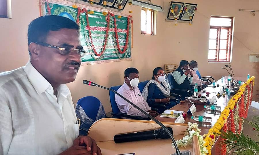 ಗುಬ್ಬಿಯಲ್ಲಿ ನಡೆದ ಶಿಕ್ಷಕರ ದಿನಾಚರಣೆ ಕಾರ್ಯಕ್ರಮದಲ್ಲಿ ಶಾಸಕ ಎಸ್.ಆರ್.ಶ್ರೀನಿವಾಸ್ ಮಾತನಾಡಿದರು