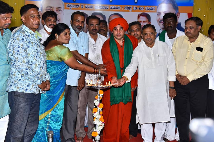 ಹಾವೇರಿ ನಗರದಲ್ಲಿ ಭಾನುವಾರ ಏರ್ಪಡಿಸಿದ್ದ ‘ಪಂಚಮಸಾಲಿ ಪ್ರತಿಜ್ಞಾ ಪಂಚಾಯತ್ ಅಭಿಯಾನ’ವನ್ನು ಕೂಡಲಸಂಗಮದ ಬಸವಜಯ ಮೃತ್ಯುಂಜಯ ಸ್ವಾಮೀಜಿ ಉದ್ಘಾಟಿಸಿದರು