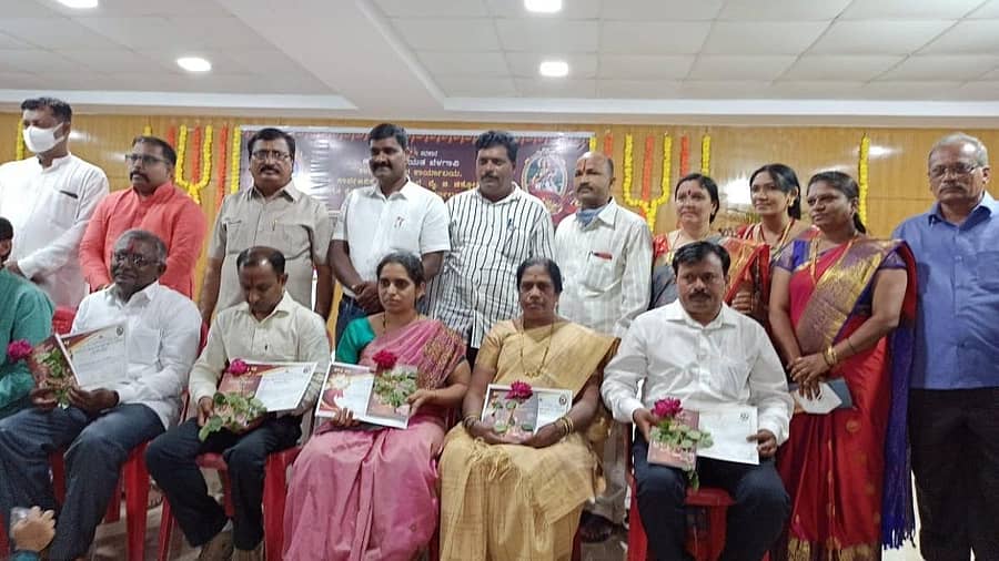 ಚಿಕ್ಕೋಡಿಯಲ್ಲಿ ಭಾನುವಾರ ನಡೆದ ಶಿಕ್ಷಕರ ದಿನಾಚರಣೆ ಕಾರ್ಯಕ್ರಮದಲ್ಲಿ ಜಿಲ್ಲಾ ಮಟ್ಟದ ಶಿಕ್ಷಕ ಪ್ರಶಸ್ತಿ ಪ್ರದಾನ ಮಾಡಲಾಯಿತು