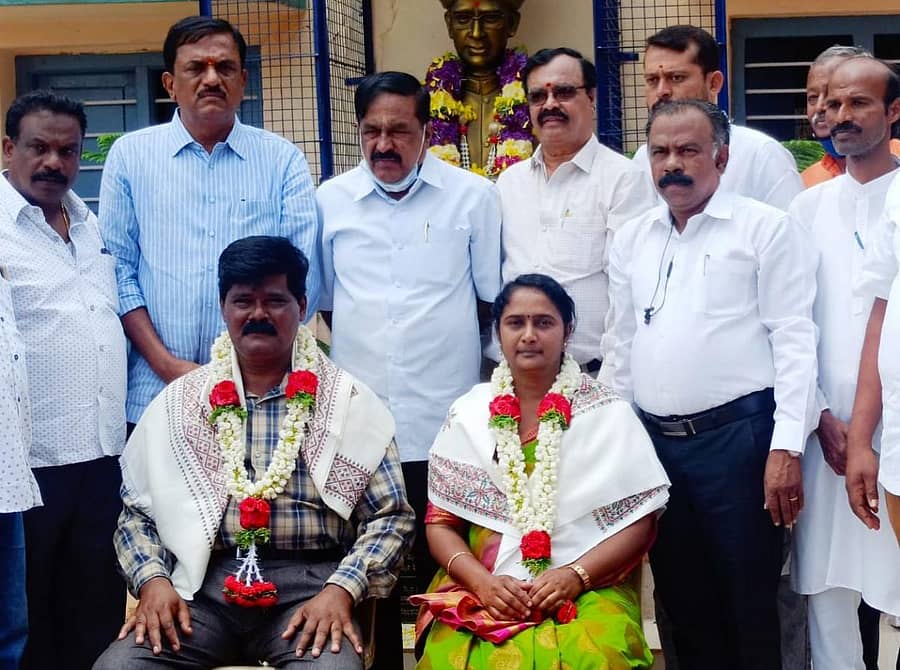 ಕೋಲಾರದ ಪೇಟೆಚಾಮನಹಳ್ಳಿ ಶಾಲೆಯಲ್ಲಿ ಭಾನುವಾರ ನಡೆದ ಶಿಕ್ಷಕರ ದಿನಾಚರಣೆಯಲ್ಲಿ ಸಾಧಕ ಶಿಕ್ಷಕರನ್ನು ಸನ್ಮಾನಿಸಲಾಯಿತು