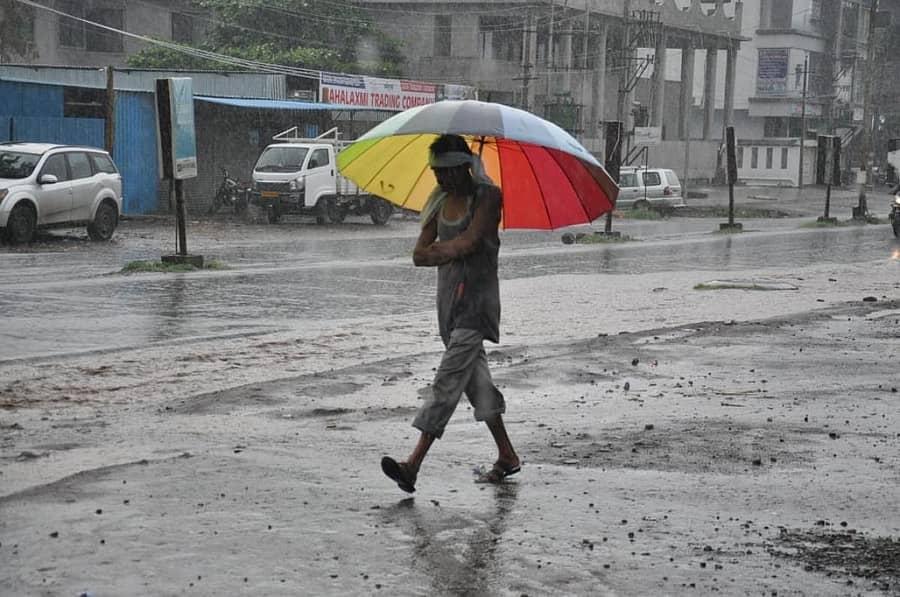 ವಿಜಯಪುರ ನಗರದಲ್ಲಿ ಭಾನುವಾರ ಧಾರಾಕಾರವಾಗಿ ಸುರಿದ ಮಳೆಯ ನಡುವೆ ವ್ಯಕ್ತಿಯೊಬ್ಬ ಬಣ್ಣದ ಛತ್ರಿ ಹಿಡಿದು ಸಾಗಿದರು –ಪ್ರಜಾವಾಣಿ ಚಿತ್ರ