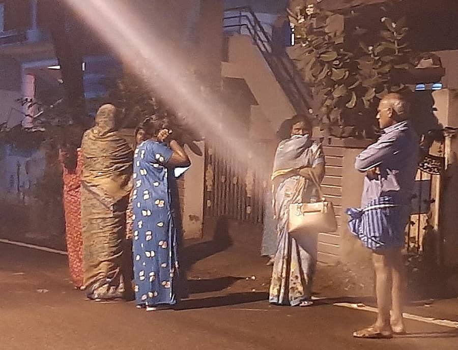 ವಿಜಯಪುರದ ಹಲವೆಡೆ ಶನಿವಾರ ತಡ ರಾತ್ರಿ ಭೂಕಂಪನದ ಅನುಭವವಾಗಿದ್ದು, ಜನ ಮನೆ ಬಿಟ್ಟು ಹೊರಗೆ ಓಡಿ ಬಂದಿದ್ದಾರೆ.