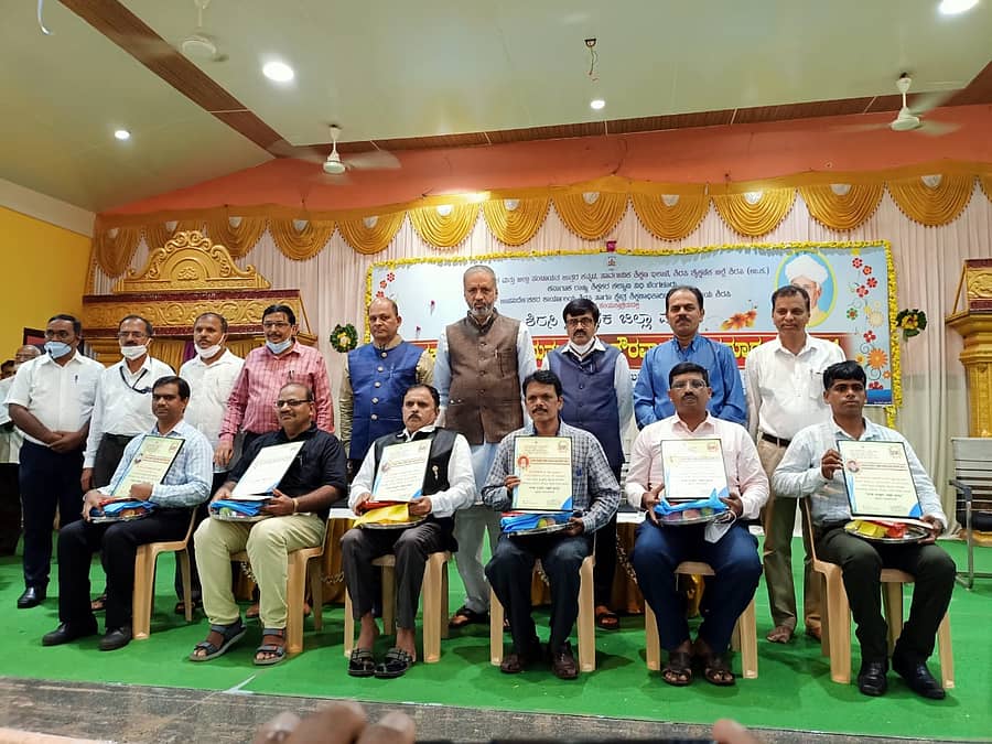ಜಿಲ್ಲಾಮಟ್ಟದ ಉತ್ತಮ ಶಿಕ್ಷಕ ಪ್ರಶಸ್ತಿ ಪಡೆದ ಹದಿನೆಂಟು ಶಿಕ್ಷಕರಿಗೆ ಪ್ರಶಸ್ತಿ ಪ್ರದಾನ ಮಾಡಲಾಯಿತು.