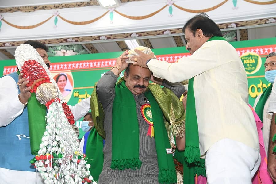 'ಮುಖ್ಯಮಂತ್ರಿಗಳ ರೈತ ವಿದ್ಯಾ ನಿಧಿ' ಉದ್ಘಾಟನಾ ಸಮಾರಂಭದಲ್ಲಿ ಬಸವರಾಜ ಬೊಮ್ಮಾಯಿ ಅವರಿಗೆ ಮೈಸೂರು ಪೇಟ ತೊಡಿಸಲಾಯಿತು.