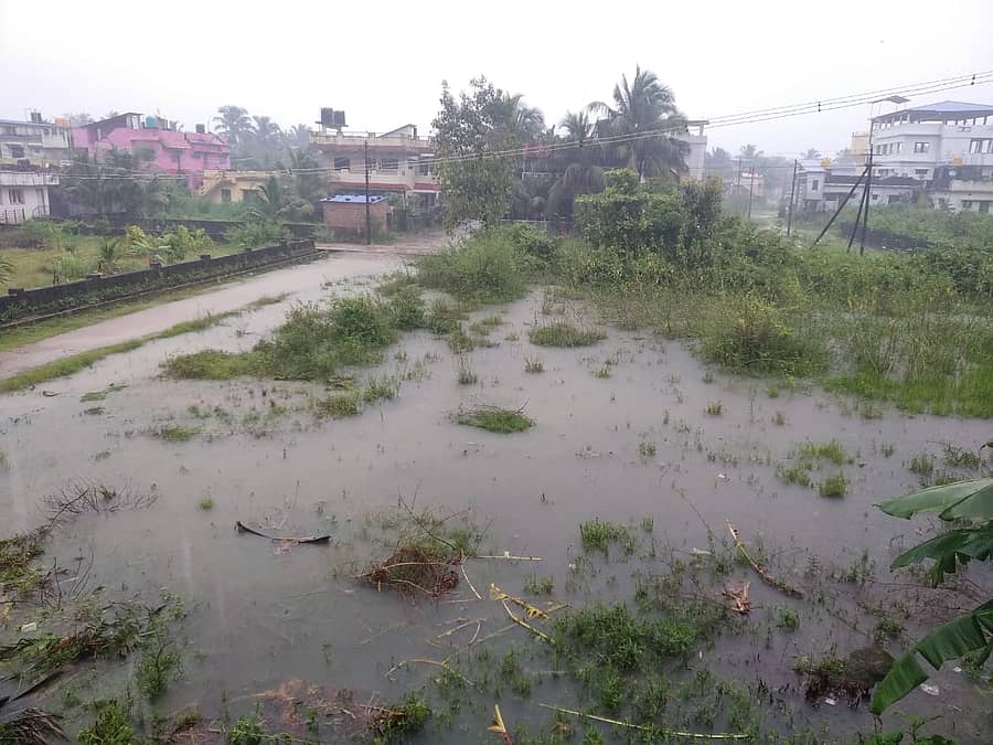 ಕಾರವಾರದ ಕೆ.ಎಚ್.ಬಿ ಕಾಲೊನಿಯ ಖಾಲಿ ನಿವೇಶನ ಮತ್ತು ರಸ್ತೆ ಜಲಾವೃತವಾಗಿರುವುದು