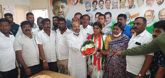 ನಾಲ್ಕನೇ ವಾರ್ಡಿನ ವಿಜೇತೆ ತೇಜಸ್ವಿನಿ ಸುರೇಶ್ ಅವರನ್ನು ಕಾಂಗ್ರೆಸ್ ಮುಖಂಡರು ಅಭಿನಂದಿಸಿದರು