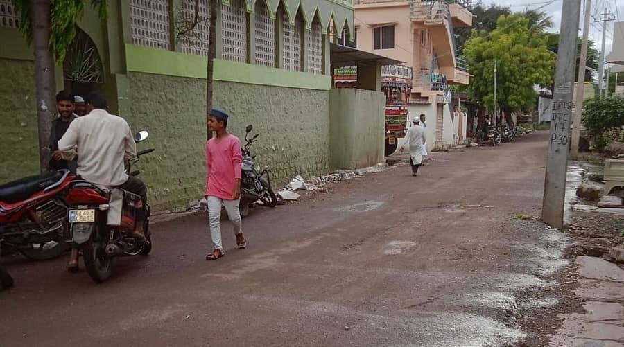 ಮೂಡಲಗಿಯ ವಿದ್ಯಾನಗರದಲ್ಲಿ ಸೊಳ್ಳೆ ನಿಯಂತ್ರಣಕ್ಕಾಗಿ ಪುರಸಭೆಯ ಆರೋಗ್ಯ ನಿರೀಕ್ಷಣಾ ವಿಭಾಗದಿಂದ ಮಿಲಾಥಿನ್‌ ಪುಡಿಯನ್ನು ಹಾಕಲಾಗಿದೆ