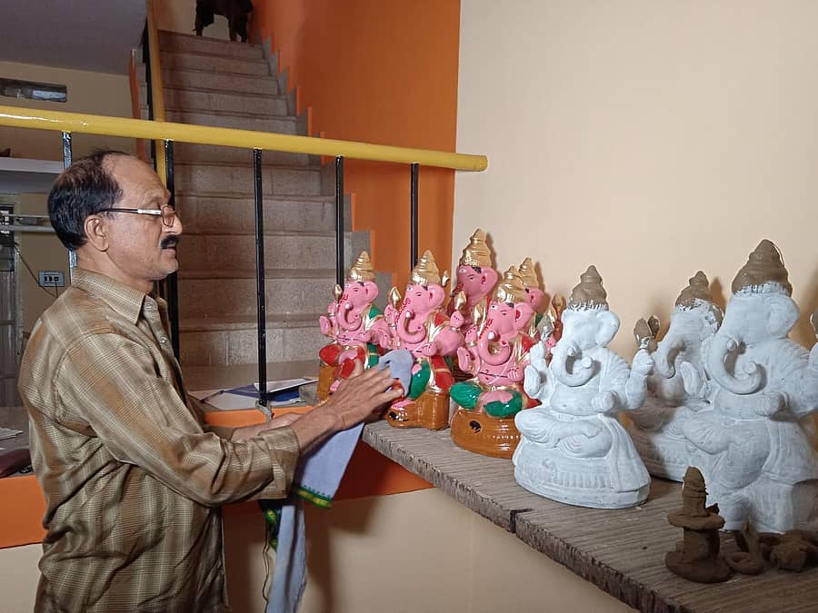 ಹಾಸನದ ಚಿಕ್ಕಗರಡಿ ಬೀದಿಯಲ್ಲಿ ಗೌರಿ–ಗಣೇಶ ಮೂರ್ತಿ ತಯಾರಿಸುತ್ತಿರುವ ಕಲಾವಿದ ವಿಶ್ವನಾಥ್