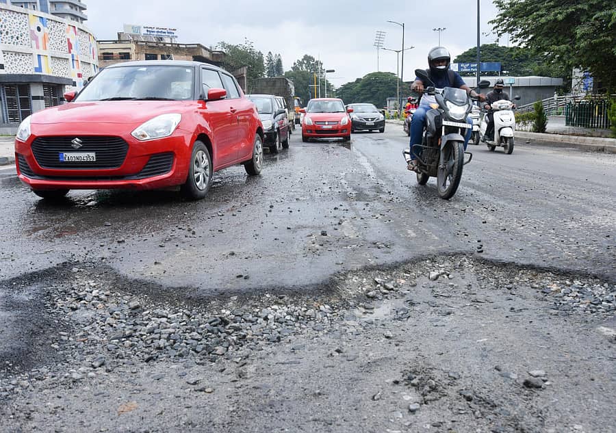 ಮಿನ್ಸ್ಕ್ ಸ್ಕ್ವೇರ್ನಲ್ಲಿ ರಸ್ತೆ ನಡುವೆ ಬಿದ್ದಿರುವ ಹೊಂಡ –ಪ್ರಜಾವಾಣಿ ಚಿತ್ರಗಳು/ ಅನೂಪ್ ರಾಘ್ ಟಿ.