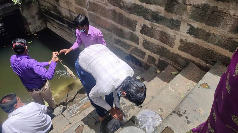 ಜಿಲ್ಲಾ ಆರೋಗ್ಯ ಇಲಾಖೆ ವತಿಯಿಂದ ಲಾರ್ವಾ ಉತ್ಪತ್ತಿ ತಾಣಗಳಿಗೆ ಲಾರ್ವ ಭಕ್ಷಕ ಮೀನುಗಳನ್ನು ಬಿಡುತ್ತಿರುವುದು