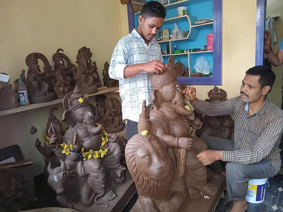 ದಾವಣಗೆರೆಯ ಜಯನಗರದಲ್ಲಿ ವೀರೇಶ್ ಬಡಿಗೇರ್ ಮತ್ತು ಅವರ ಮಗ ಗಣೇಶ್ ಅವರು ಗಣಪತಿಯ ಮೂರ್ತಿ ತಯಾರಿಸುತ್ತಿರುವುದು.