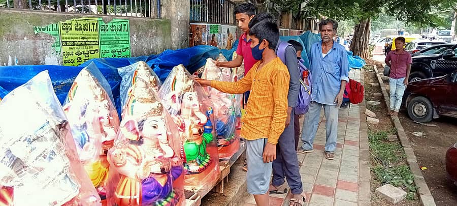 ಚಿಕ್ಕಬಳ್ಳಾಪುರ ರಸ್ತೆಯಲ್ಲಿ ಮಾರಾಟಕ್ಕೆ ಸಿದ್ಧವಾಗಿರುವ ಗಣೇಶ ಮೂರ್ತಿಗಳು