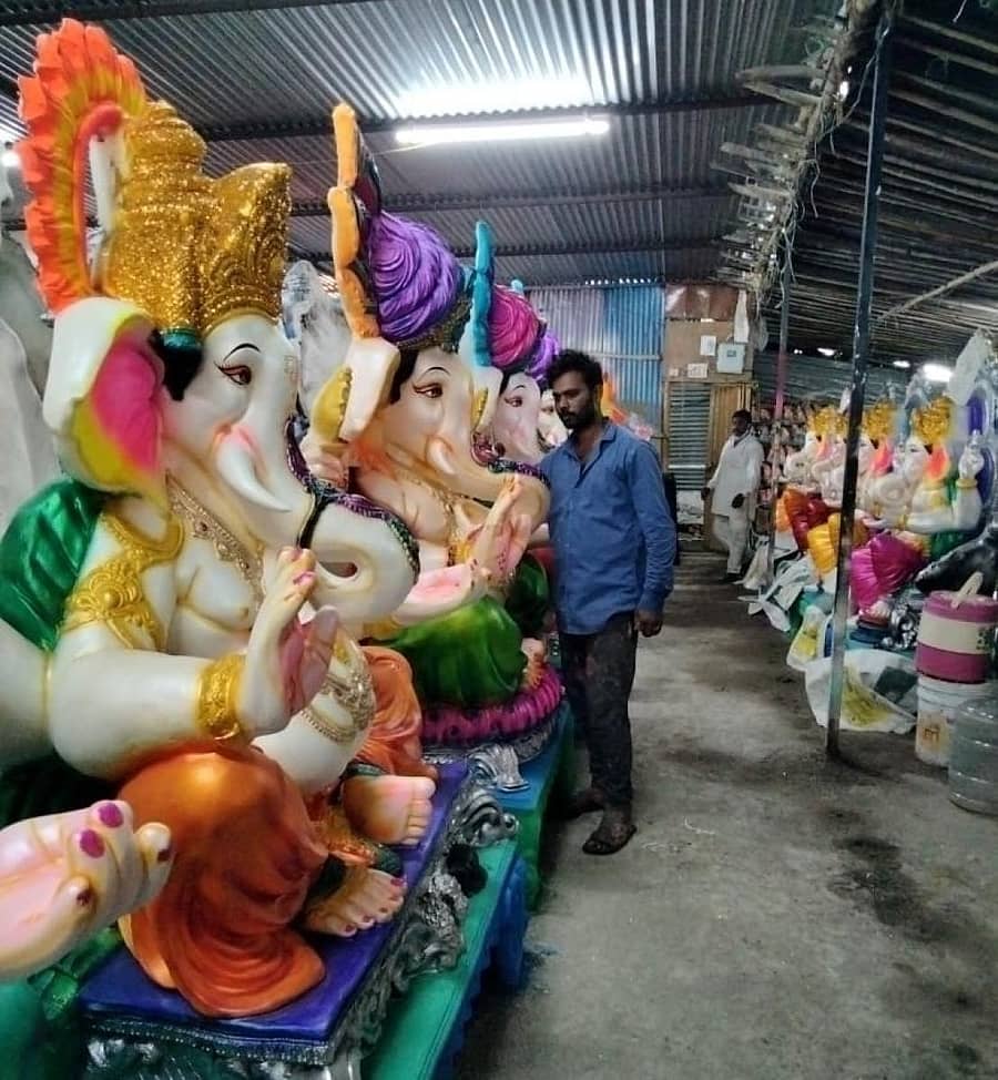 ಭಾಲ್ಕಿಯ ಕಲಾವಿದ ದತ್ತಾತ್ರಿ ಜಾಧವ ಗಣೇಶ ಮೂರ್ತಿಗಳಿಗೆ ಅಂತಿಮ ರೂಪ ನೀಡಿದರು