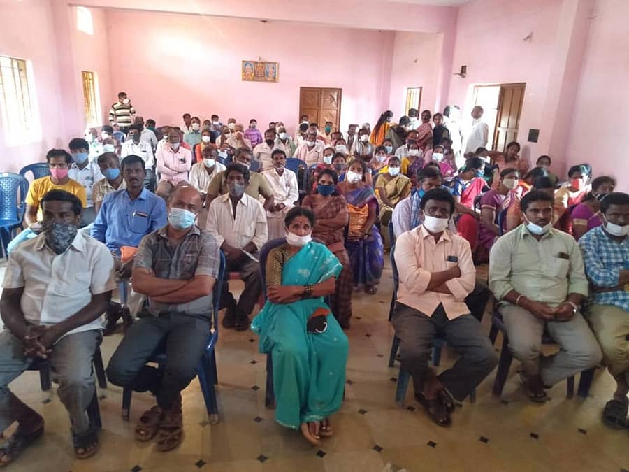 ಚಿಂತಾಮಣಿ ತಾಲ್ಲೂಕಿನ ಕೈವಾರದಲ್ಲಿ ಆಯೋಜಿಸಿದ್ದ ಮುಖ್ಯಮಂತ್ರಿ ಅವರ ರೈತ ವಿದ್ಯಾಸಿರಿ ನಿಧಿ ಕಾರ್ಯಕ್ರಮದ ನೇರ ಪ್ರಸಾರದಲ್ಲಿ ಭಾಗವಹಿಸಿದ್ದ ಮುಖಂಡರು