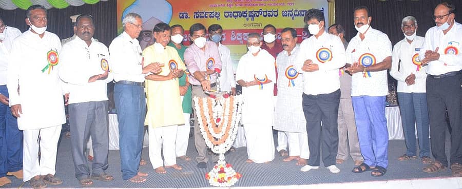 ಗದಗ ಜಿಲ್ಲಾ ಪಂಚಾಯ್ತಿ ಮತ್ತು ಸಾರ್ವಜನಿಕ ಶಿಕ್ಷಣ ಇಲಾಖೆ ವತಿಯಿಂದ ಡಾ.ಸರ್ವಪಲ್ಲಿ ರಾಧಾಕೃಷ್ಣನ್ ಅವರ ಜನ್ಮದಿನಾಚರಣೆ ಅಂಗವಾಗಿ ನಗರದ ಅಂಬೇಡ್ಕರ್ ಭವನದಲ್ಲಿ ಏರ್ಪಡಿಸಿದ್ದ ಜಿಲ್ಲಾ ಮಟ್ಟದ ಶಿಕ್ಷಕರ ದಿನಾಚರಣೆ ಹಾಗೂ ಜಿಲ್ಲಾ ಮಟ್ಟದ ಪ್ರಶಸ್ತಿ ಪುರಸ್ಕೃತ ಶಿಕ್ಷಕರಿಗೆ ಪ್ರಶಸ್ತಿ ಪ್ರದಾನ ಕಾರ್ಯಕ್ರಮವನ್ನು ಜಿಲ್ಲಾಧಿಕಾರಿ ಎಂ. ಸುಂದರೇಶ್ ಬಾಬು ಉದ್ಘಾಟಿಸಿದರು