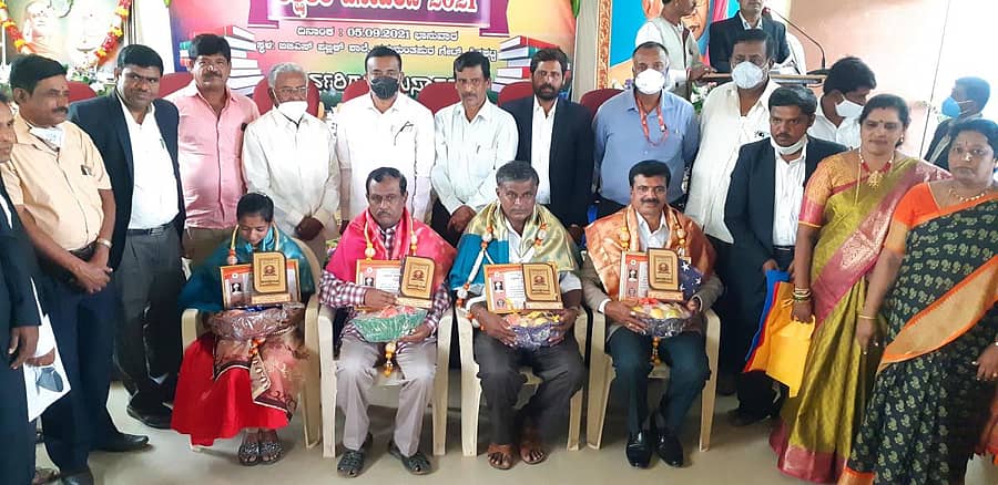 ಶಿಡ್ಲಘಟ್ಟ ತಾಲ್ಲೂಕಿನ ಹನುಮಂತಪುರ ಗೇಟ್ ಬಳಿಯಿರುವ ಬಿ.ಜಿ.ಎಸ್ ವಿದ್ಯಾಸಂಸ್ಥೆಯಲ್ಲಿ ನಡೆದ ಭಾರತ ರತ್ನ ಡಾ.ಎಸ್. ರಾಧಾಕೃಷ್ಣನ್ ಅವರ ಜನ್ಮ ದಿನೋತ್ಸವ ಹಾಗೂ ಶಿಕ್ಷಕರ ದಿನಾಚರಣೆ ಕಾರ್ಯಕ್ರಮದಲ್ಲಿ ನಿವೃತ್ತ ಶಿಕ್ಷಕರನ್ನು ಸನ್ಮಾನಿಸಲಾಯಿತು