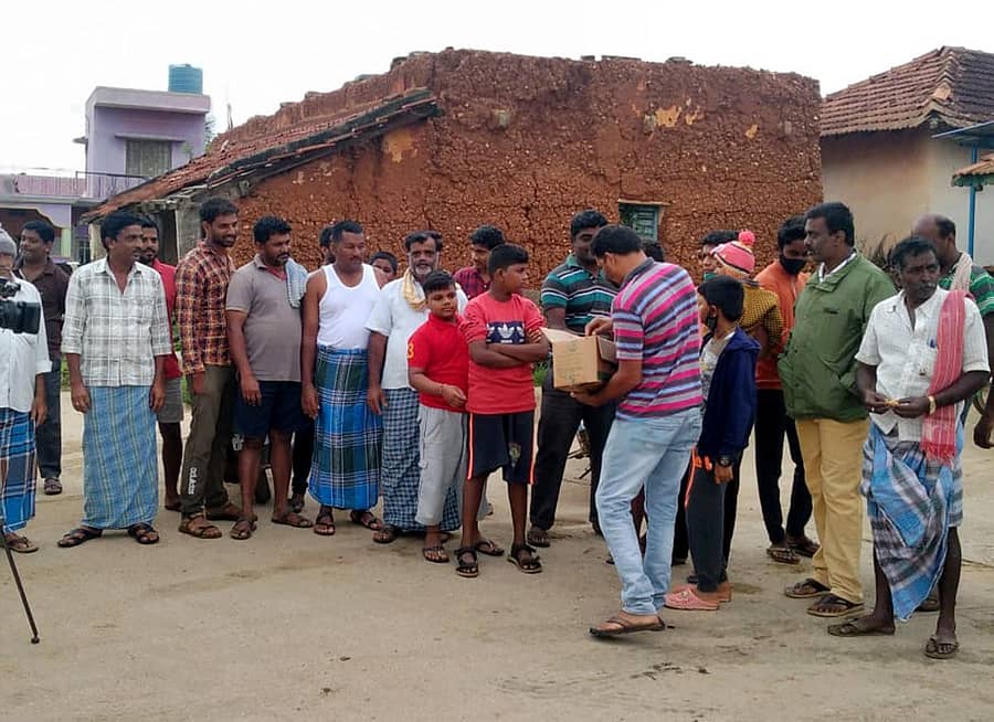 ಅರಸೀಕೆರೆ ತಾಲ್ಲೂಕಿನ ಲಾಳನಕೆರೆ ಗ್ರಾಮದಲ್ಲಿ ಸಿಹಿ ಹಂಚಿ ಸಂಭ್ರಮಿಸಿದ ಗ್ರಾಮಸ್ಥರು