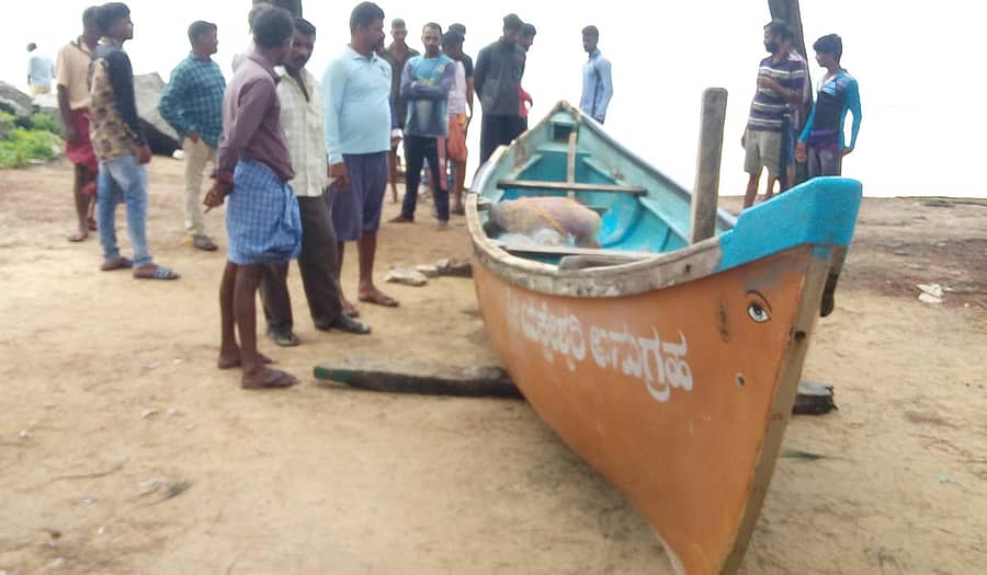 ಮಗುಚಿ ಹಾನಿಗೊಳಗಾದ ಯಕ್ಷೇಶ್ವರಿ ಅನುಗ್ರಹ ದೋಣಿ