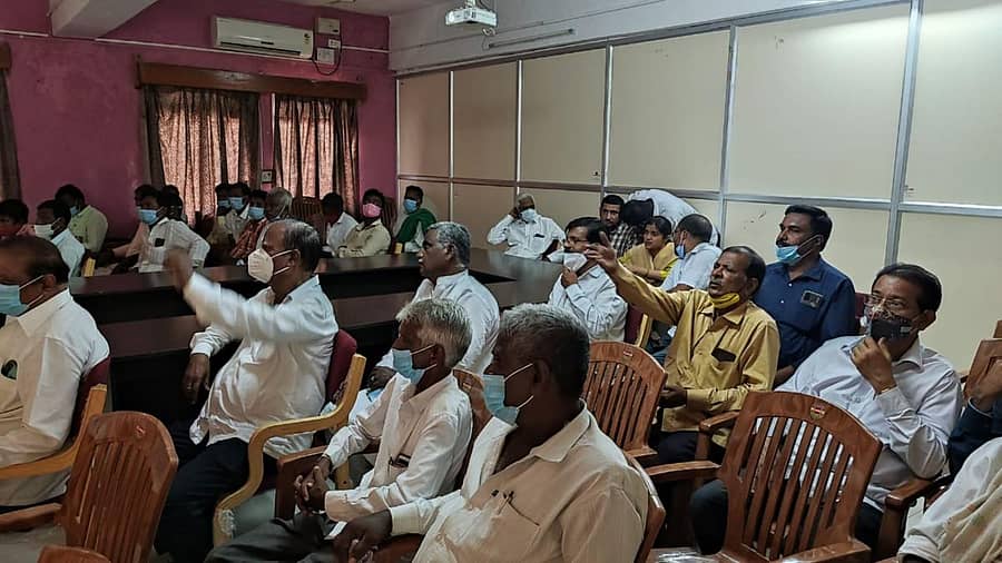 ‘ಸಿಎಂ ರೈತ ವಿದ್ಯಾನಿಧಿ’ ಕಾರ್ಯಕ್ರಮದ ಉದ್ಘಾಟನೆಯನ್ನು ಆನ್ಲೈನ್ ಮೂಲಕ ನೇರವಾಗಿ ವೀಕ್ಷಿಸಲು ರಾಯಚೂರು ತಾಲ್ಲೂಕು ಕೃಷಿ ಇಲಾಖೆ ಕಚೇರಿಯಲ್ಲಿ ಭಾನುವಾರ ರೈತರು ಭಾಗಿಯಾಗಿದ್ದರು