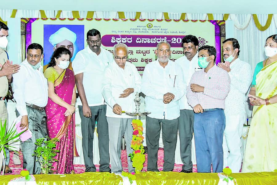 ಕೊಪ್ಪಳದ ಜಿಲ್ಲಾಡಳಿತ ಭವನದ ಆಡಿಟೋರಿಯಂ ಹಾಲ್‌ನಲ್ಲಿ ಸಾರ್ವಜನಿಕ ಶಿಕ್ಷಣ ಇಲಾಖೆ ಆಶ್ರಯದಲ್ಲಿ ಭಾನುವಾರ ಆಯೋಜಿಸಲಾಗಿದ್ದ ಜಿಲ್ಲಾ ಮಟ್ಟದ ಶಿಕ್ಷಕರ ದಿನಾಚರಣೆ ಮತ್ತು ಜಿಲ್ಲಾ ಅತ್ಯುತ್ತಮ ಶಿಕ್ಷಕ ಪ್ರಶಸ್ತಿ ಪ್ರದಾನ ಸಮಾರಂಭಕ್ಕೆ ಸಚಿವ ಹಾಲಪ್ಪ ಆಚಾರ ಚಾಲನೆ ನೀಡಿದರು. ಸಂಸದ ಸಂಗಣ್ಣ ಕರಡಿ, ಶಾಸಕ ಕೆ.ರಾಘವೇಂದ್ರ ಹಿಟ್ನಾಳ್, ಡಿಡಿಪಿಐ ದೊಡ್ಡಬಸಪ್ಪ ನೀರಲಕೇರಿ ಮುಂತಾದವರು ಇದ್ದರು