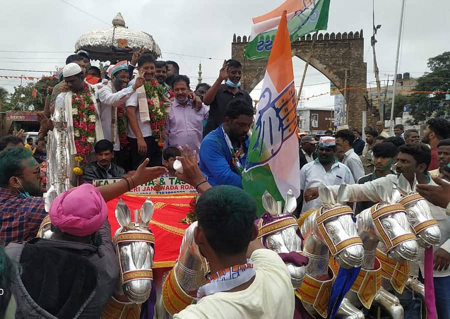 ಬೀದರ್ ನಗರಸಭೆಯ ವಾರ್ಡ್ ಸಂಖ್ಯೆ 26ರಲ್ಲಿ ಗೆಲುವು ಸಾಧಿಸಿದ ಕಾಂಗ್ರೆಸ್ ಅಭ್ಯರ್ಥಿಯ ಬೆಂಬಲಿಗರು ಮೆರವಣಿಗೆ ನಡೆಸಿದರು