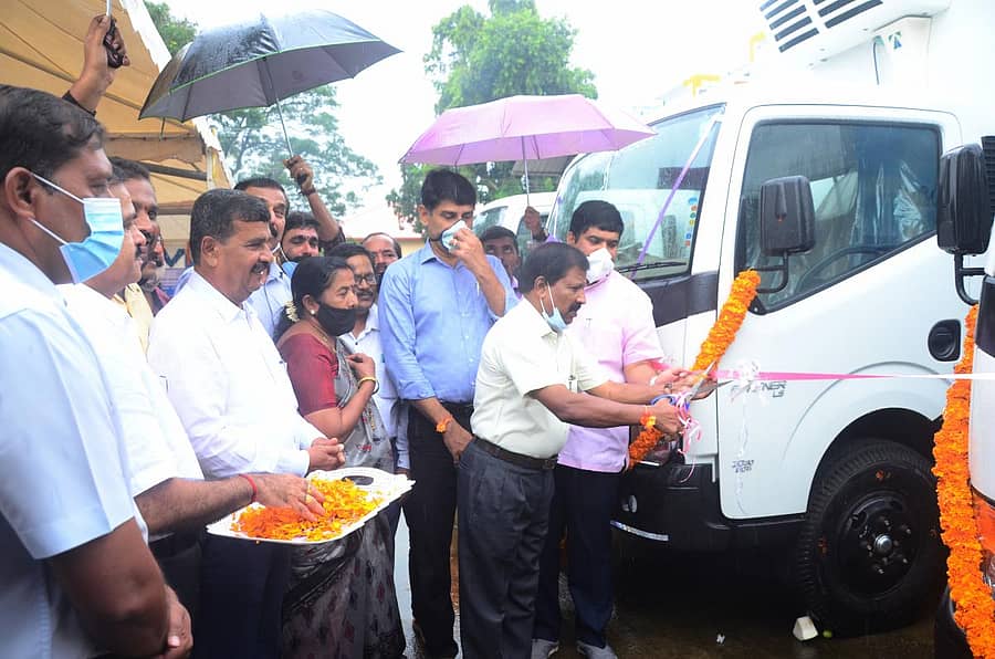 ಸಂಚಾರಿ ಶಿಥಲೀಕರಣ ವಾಹನಗಳ ಸಂಚಾರಕ್ಕೆ ಸಚಿವ ಎಸ್. ಅಂಗಾರ ಸೋಮವಾರ ಮಂಗಳೂರಿನಲ್ಲಿ ಚಾಲನೆ ನೀಡಿದರು.