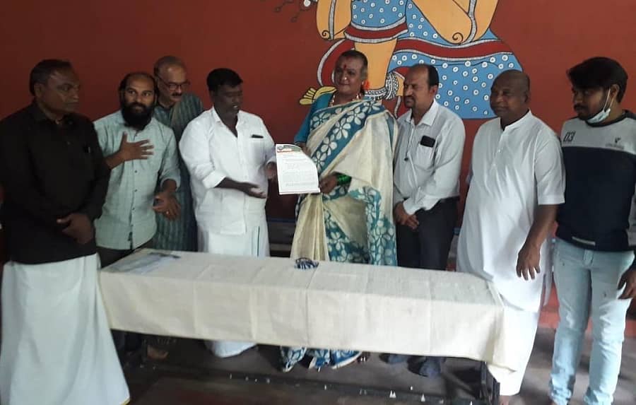 ಕಲ್ಯಾಣ ಕರ್ನಾಟಕ ಕಲಾವಿದರ ಒಕ್ಕೂಟದ ಮುಖಂಡರು ಸೋಮವಾರ ಹೊಸಪೇಟೆಯಲ್ಲಿ ಕರ್ನಾಟಕ ಜಾನಪದ ಅಕಾಡೆಮಿ ಅಧ್ಯಕ್ಷೆ ಬಿ. ಮಂಜಮ್ಮ ಜೋಗತಿ ಅವರಿಗೆ ಮನವಿ ಪತ್ರ ಸಲ್ಲಿಸಿದರು