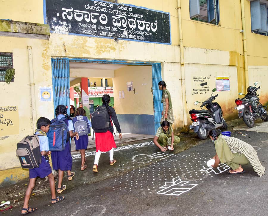 ನಗರದ ಹನುಮಂತನಗರದಲ್ಲಿರುವ ಸರ್ಕಾರಿ ಪ್ರೌಢಶಾಲೆಯ ಆವರಣದಲ್ಲಿ ವಿದ್ಯಾರ್ಥಿಗಳು ರಂಗೋಲಿ ಹಾಕಿದರು ಪ್ರಜಾವಾಣಿ ಚಿತ್ರ 