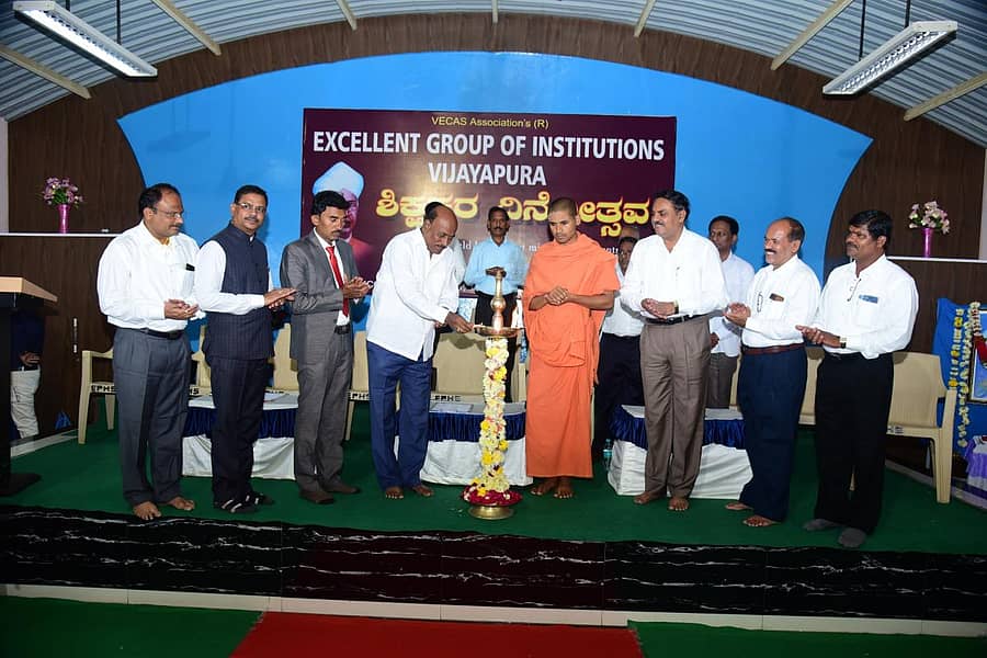 ಇಟ್ಟಂಗಿಹಾಳದ ಎಕ್ಸಲಂಟ್ ಕ್ಯಾಂಪಸ್ನಲ್ಲಿ ಶಿಕ್ಷಕರ ದಿನಾಚರಣೆ ಅಂಗವಾಗಿ ಏರ್ಪಡಿಸಿದ್ದ ಶಿಕ್ಷಕರಿಗೆ ಸನ್ಮಾನ ಹಾಗೂ ಪುನಶ್ಚೇತನ ಕಾರ್ಯಾಗಾರವನ್ನು ನಿವೃತ್ತ ಪೊಲೀಸ್ ಅಧಿಕಾರಿ ಬಿ.ಆರ್.ಚೌಕಿಮಠ ಉದ್ಘಾಟಿಸಿದರು