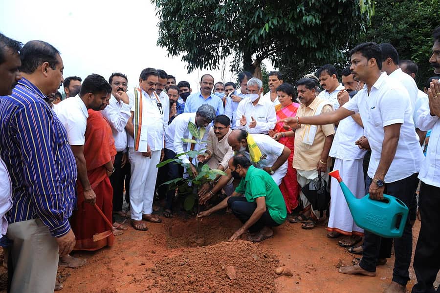 ಬಂಟ್ವಾಳ ತಾಲ್ಲೂಕಿನ ಅನಂತಾಡಿಯಲ್ಲಿ ಕುದ್ರೋಳಿ ಗುರು ಬೆಳದಿಂಗಳು ಸಂಘಟನೆ ವತಿಯಿಂದ ಸೋಮವಾರ ನಡೆದ ‘ಗುರುವನ’ ಲೋಕಾರ್ಪಣೆ ಕಾರ್ಯಕ್ರಮಕ್ಕೆ ಹಿಂದುಳಿದ ವರ್ಗ ಮತ್ತು ಸಮಾಜ ಕಲ್ಯಾಣ ಸಚಿವ ಕೋಟ ಶ್ರೀನಿವಾಸ ಪೂಜಾರಿ ಚಾಲನೆ ನೀಡಿದರು.