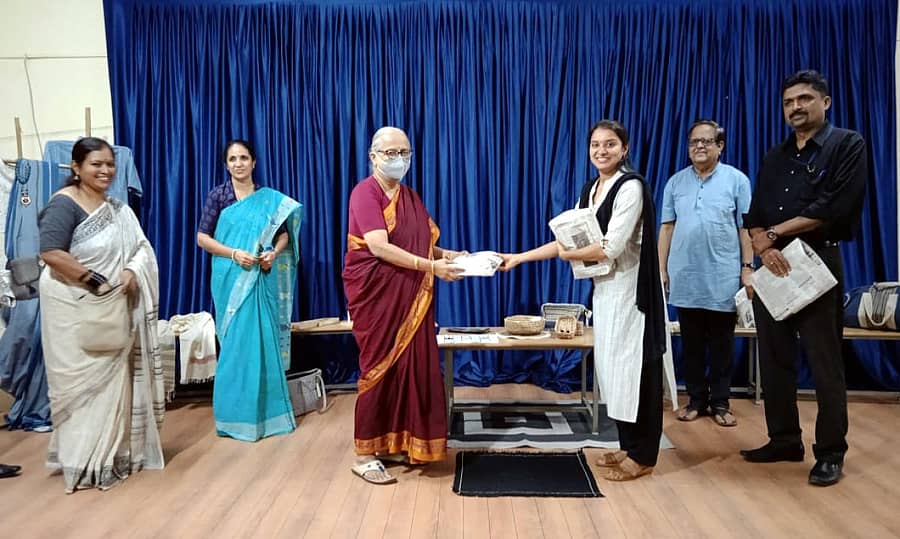 ಶಿವಮೊಗ್ಗ ಕಟೀಲ್‌ ಅಶೋಕ್ ಪೈ ಕಾಲೇಜಿನಲ್ಲಿ ಸೋಮವಾರ ಚರಕ ಸಂಸ್ಥೆಯ ಪವಿತ್ರ ವಸ್ತ್ರ ಅಭಿಯಾನದಲ್ಲಿ ಡಾ.ರಜನಿ ಪೈ ಅವರು ಖಾದಿ ವಸ್ತ್ರಗಳನ್ನು ವಿತರಿಸಿದರು.