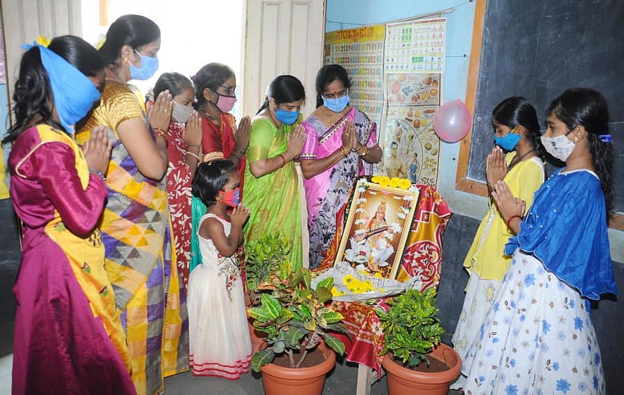 ವಿಜಯಪುರ ನಗರದ ಸರ್ಕಾರಿ ಕನ್ನಡ ಹೆಣ್ಣು ಮಕ್ಕಳ ಮಾದರಿ ಶಾಲೆ ನಂ.3ರಲ್ಲಿ ಸರಸ್ವತಿ ಪೂಜೆ ನೆರವೇರಿಸುವ ಮೂಲಕ ಶಾಲಾರಂಭ ಮಾಡಲಾಯಿತು–ಪ್ರಜಾವಾಣಿ ಚಿತ್ರ