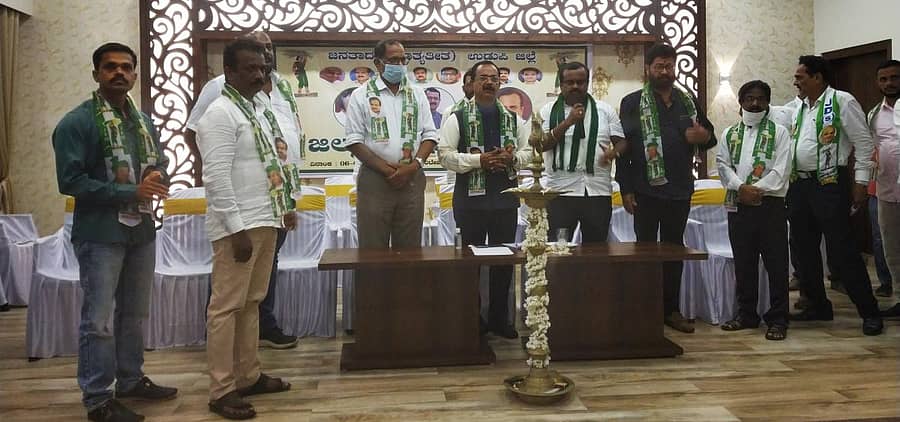 ನಗರದ ಹೋಟೆಲ್ ಸ್ವದೇಶಿ ಹೆರಿಟೇಜ್ ಸಭಾಂಗಣದಲ್ಲಿ ಸೋಮವಾರ ಜೆಡಿಎಸ್ ಸಂಘಟನಾ ಸಭೆ ನಡೆಯಿತು.