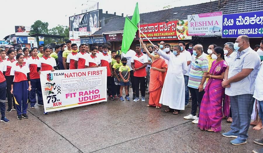 ‘ಫಿಟ್ ರಹೊ ಉಡುಪಿ’ ಘೋಷವಾಕ್ಯದೊಂದಿಗೆ ನೇಶನ್ ಫಸ್ಟ್ ತಂಡದಿಂದ ಆರಂಭವಾಗಿರುವ 75 ಕಿ.ಮೀ ಮ್ಯಾರಥಾನ್ ಓಟಕ್ಕೆ ಪಲಿಮಾರು ಮಠದ ವಿದ್ಯಾಧೀಶ ತೀರ್ಥರು, ಉಡುಪಿ ಚರ್ಚ್‌ನ ಧರ್ಮಗುರು ಚಾರ್ಲ್ಸ್ ಮ್ಯಾನೇಜಸ್ ಹಾಗೂ ಶಾಸಕ ಕೆ.ರಘುಪತಿ ಭಟ್ ಸೋಮವಾರ ನಗರದ ಕ್ಲಾಕ್ ಟವರ್ ಬಳಿ ಹಸಿರು ನಿಶಾನೆ ತೋರಿಸಿದರು.