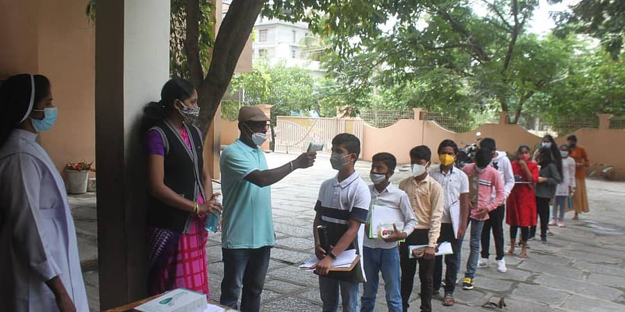 ಕೋಲಾರ ಜಿಲ್ಲೆಯಲ್ಲಿ ಸೋಮವಾರ 6ರಿಂದ 8ನೇ ತರಗತಿವರೆಗೆ ಶಾಲೆಗಳು ಆರಂಭವಾಗಿದ್ದು, ಶಾಲೆಯೊಂದರಲ್ಲಿ ತರಗತಿಗೆ ಹಾಜರಾದ ವಿದ್ಯಾರ್ಥಿಗಳಿಗೆ ಥರ್ಮಲ್‌ ಸ್ಕ್ರೀನಿಂಗ್‌ ನಡೆಸಲಾಯಿತು