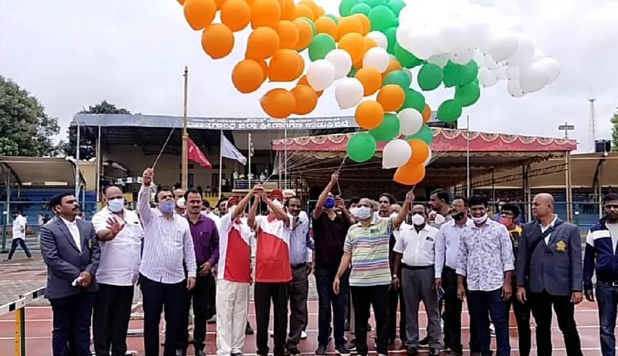 ರಾಜ್ಯ ಮಟ್ಟದ ಹಿರಿಯರ ಹಾಗೂ 23 ವರ್ಷದೊಳಗಿನ ಮಹಿಳೆಯರ ಹಾಗೂ ಪುರುಷರ ಅಥ್ಲೆಟಿಕ್ ಚಾಂಪಿಯನ್ಶಿಪ್ಗೆ ಸೋಮವಾರ ಅಜ್ಜರಕಾಡು ಜಿಲ್ಲಾ ಕ್ರೀಡಾಂಗಣದಲ್ಲಿ ಶಾಸಕ ಹಾಗೂ ಕರ್ನಾಟಕ ಸ್ಟೇಟ್ ಮೀಟ್ ಸಂಘಟನಾ ಸಮಿತಿ ಅಧ್ಯಕ್ಷ ಶಾಸಕ ರಘುಪತಿ ಭಟ್ ಚಾಲನೆ ನೀಡಿದರು.