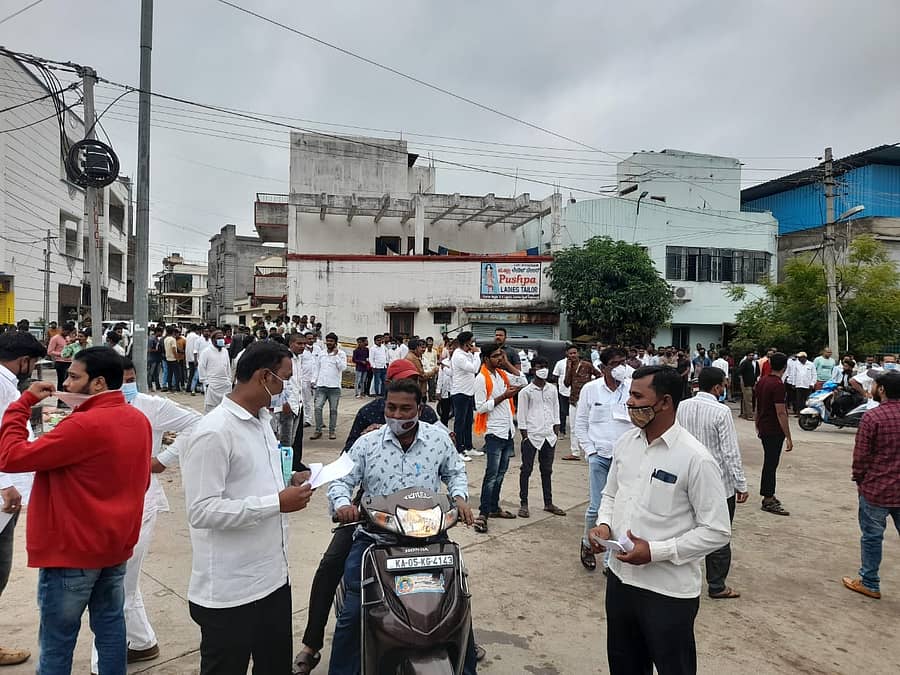 ಕಲಬುರ್ಗಿ ಮಹಾನಗರ ಪಾಲಿಕೆಯ ಮತ ಎಣಿಕೆ ನಡೆಯುತ್ತಿರುವ ಎನ್.ವಿ. ಇಂಟರ್ ನ್ಯಾಷನಲ್ ಶಾಲೆಯ ಬಳಿ ಸೇರಿರುವ ವಿವಿಧ ಪಕ್ಷಗಳ ಬೆಂಬಲಿಗರು