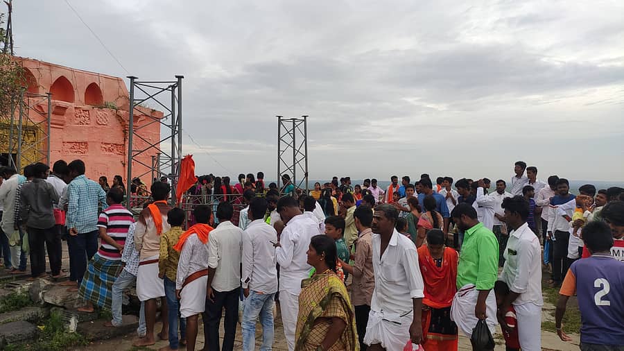 ದೇವಸ್ಥಾನದಲ್ಲಿ ಮುಗಿಬಿದ್ದ ಭಕ್ತರು