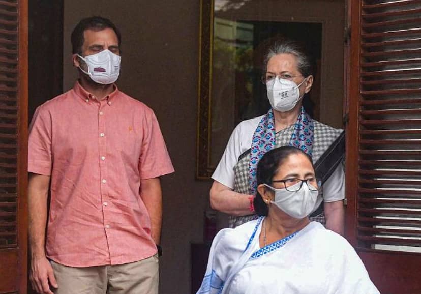 ಇತ್ತೀಚೆಗೆ ಮಮತಾ ಬ್ಯಾನರ್ಜಿ ಅವರು ದೆಹಲಿಯಲ್ಲಿ ಕಾಂಗ್ರೆಸ್‌ ಅಧ್ಯಕ್ಷೆ ಸೋನಿಯಾ ಗಾಂಧಿ ಮತ್ತು ರಾಹುಲ್‌ ಗಾಂಧಿ ಅವರನ್ನು ಭೇಟಿ ಮಾಡಿದ್ದ ಕ್ಷಣ (ಪಿಟಿಐ)